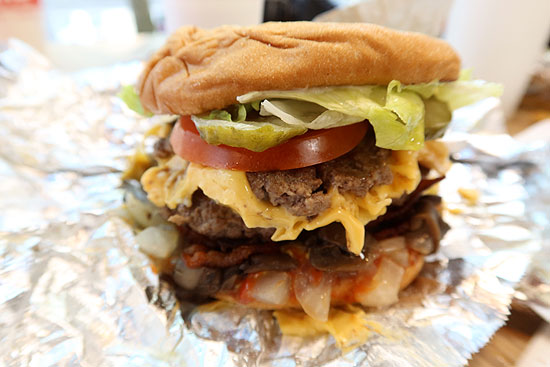 Darum geht es bei FIVE GUYS - richtig gut bestückte Hamburger (©Foto: Martin Schmitz)